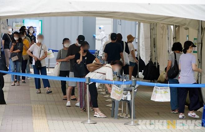 임시선별진료소에서 시민들이 코로나19 선별검사를 받기 위해 대기하고 있다. 쿠키뉴스 자료사진