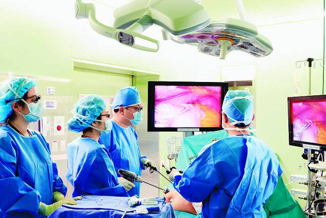 복강경 위암 수술 장면. 조기 진단 위암은 내시경 시술이나 수술로 완치 가능성이 높지만 진행된 상태로 발견되면 치료가 쉽지 않다. 특히 치료가 까다로운 복막 전이 위암의 경우 최근 ‘복강 내 항암요법’ 연구가 국내에서도 시도되고 있어, 환자·가족들에게 희망을 줄 수 있을지 주목된다. 고려대 구로병원 제공