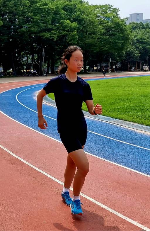 광명시민운동장에서 권서린이 경보 훈련을 하고 있다.서강준기자