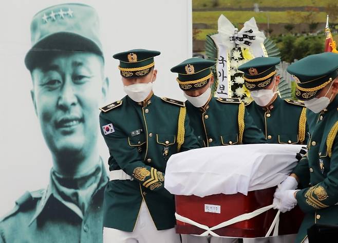▲ 2020년 7월15일 오전 대전현충원에서 열린 고(故) 백선엽 장군 안장식에서 고인의 영정이 장군 3묘역에 도착하고 있다. ⓒ 연합뉴스