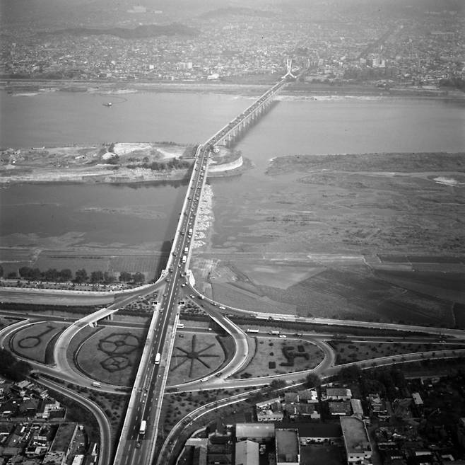 1976년 11월 상공에서 바라본 제2한강교의 전경. 다리 가운데 선유도가 보인다. [정부기록사진집]