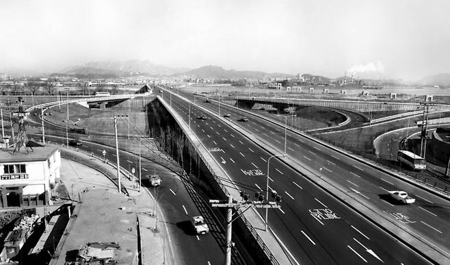 1982년 1월 왕복 8차선으로 확장 개통한 양화대교 남단의 모습. [서울역사아카이브]