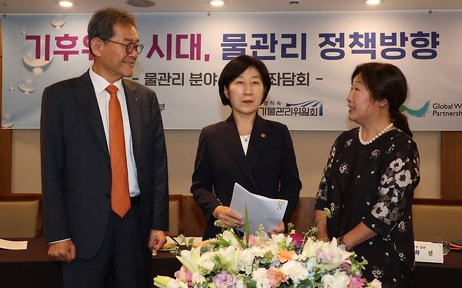 환경부와 매일경제가 최근 '기후위기 시대, 물관리 정책방향'을 주제로 개최한 전문가 좌담회에 앞서 참석자들이 대화를 나누고 있다. 왼쪽부터 배덕효 국가물관리위원장, 한화진 환경부 장관, 소재향 글로벌워터파트너십(GWP) 기술위원장.  이승환 기자