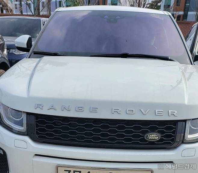 A씨의 레인지로버 차량은 정비과정에서 화재로 전소됐다. 하지만 피해보상은 6개월 이상 지지부진했고 보상가도 1000만원가량 낮게 책정되면서 논란이 일고 있다. [독자 제공]