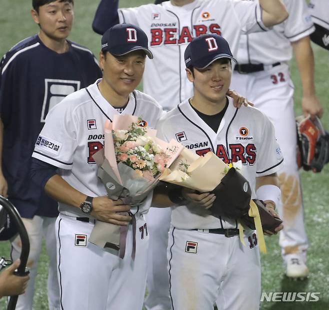 [서울=뉴시스] 김금보 기자 = 25일 서울 송파구 잠실야구장에서 열린 2023 프로야구 롯데 자이언츠 대 두산 베어스의 경기, 8대5 승리를 거둔 두산 이승엽 감독이 11연승 축하를 받고 있다. 2023.07.25. kgb@newsis.com