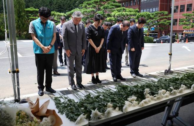 서이초 교사 분향소에 조의 표하는 부산시 교육감 (출처: 부산일보)