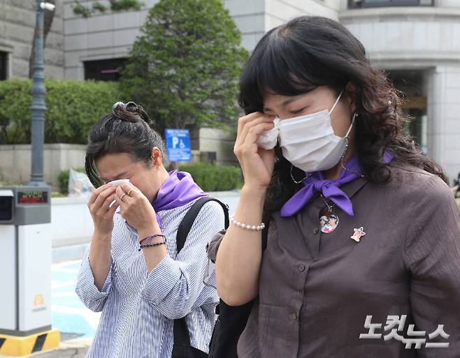 이태원 참사 유가족들이 25일 오후 서울 종로구 헌법재판소에서 열린 이상민 행정안전부 장관 탄핵 심판을 마친 후 법정을 나서고 있다. 황진환 기자