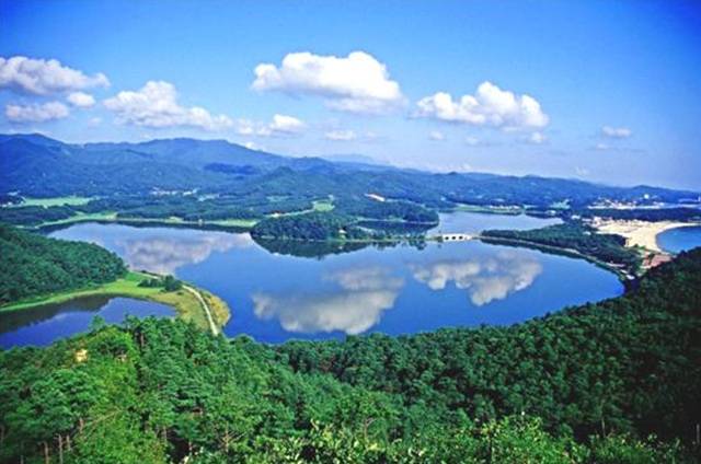 ▲풍광 좋은 화진포엔 분단 당시 남과 북 정상들의 별장이 공존하고 있다.Ⓒ고성군