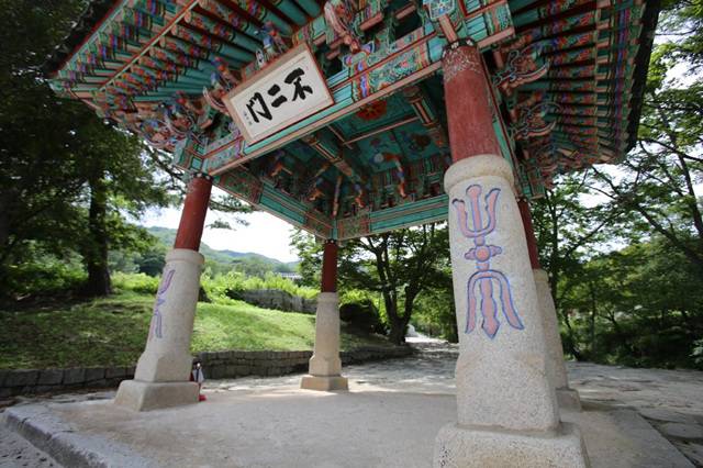 ▲건봉사 일주문은 기둥이 4개인 이형 일주문으로, 건봉사 중 한국전쟁 당시 유일하게 남은 건물이며 돌기둥에는 금강저가 새겨져 있다.Ⓒ고성군