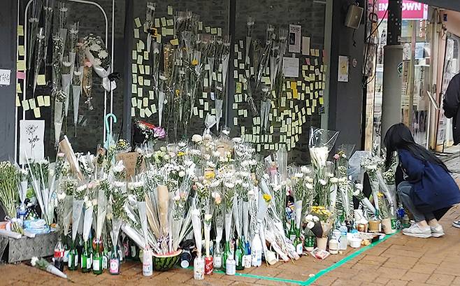 지난 21일 서울 지하철 신림역 인근 상가 골목에서 30대 남성이 지나가던 행인을 상대로 흉기를 휘둘러 1명이 숨지고 3명이 중상을 입는 사건이 발생한 가운데 지난 24일 희생자를 추모하는 국화가 수북히 놓여져 있다.