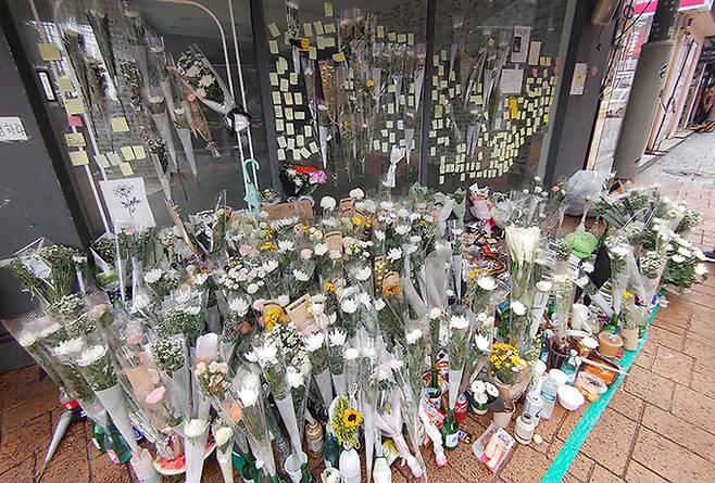 지난 21일 서울 지하철 신림역 인근 상가 골목에서 30대 남성이 지나가던 행인을 상대로 흉기를 휘둘러 1명이 숨지고 3명이 중상을 입는 사건이 발생한 가운데 지난 24일 희생자를 추모하는 국화가 수북히 놓여져 있다.&nbsp;