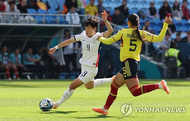 이금민 '비켜' (시드니=연합뉴스) 김주성 기자 = 25일 오후(현지시간) 호주 시드니 풋볼 스타디움에서 열린 2023 국제축구연맹(FIFA) 호주·뉴질랜드 여자 월드컵 조별리그 H조 1차전 한국 대 콜롬비아 경기.
    한국의 이금민이 볼다툼을 벌이고 있다. 2023.7.25 utzza@yna.co.kr