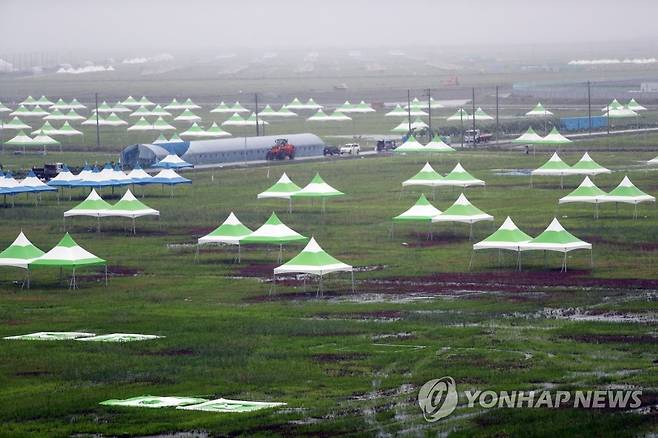 (부안=연합뉴스) 정경재 기자 = 18일 새만금 세계잼버리 야영장 일부가 대회 개최를 보름 앞두고 집중호우로 침수 피해를 봤다. 야영장 군데군데 물웅덩이가 보인다. 2023.7.18 jaya@yna.co.kr