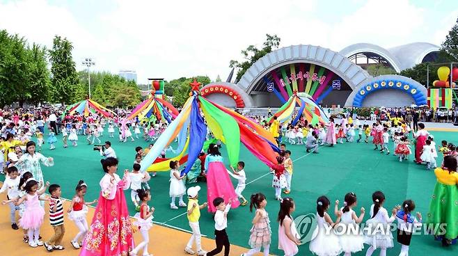 북한 능라인민유원지서 국제아동절 행사 (평양 조선중앙통신=연합뉴스)   2017.6.1 
   [국내에서만 사용가능. 재배포 금지.]