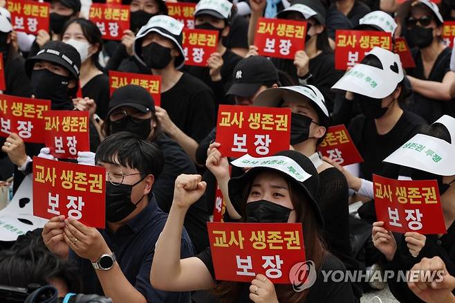 구호 외치는 교사들 (서울=연합뉴스) 신현우 기자 = 서울 서초구의 한 초등학교에서 발생한 교사 사망 사건과 관련해 22일 오후 서울 종로구 보신각 인근에서 열린 추모식에서 참가자들이 구호를 외치고 있다. 2023.7.22 nowwego@yna.co.kr