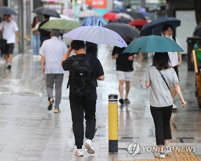 소나기 내리는 서울 [연합뉴스 자료사진]