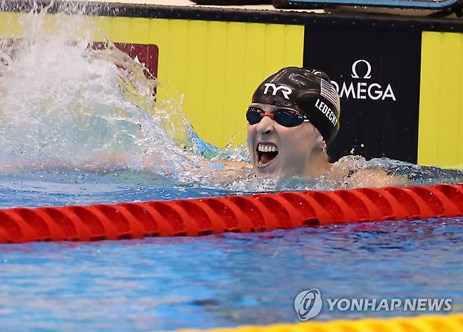 러데키, 1500m 우승 (후쿠오카=연합뉴스) 윤동진 기자 = 미국 케이티 러데키가 25일 일본 후쿠오카 마린 메세 후쿠오카홀에서 열린 2023세계수영선수권 여자 1500m 자유형 결승에서 1위를 확정지은 후 기뻐하고 있다. 2023.7.25 mon@yna.co.kr