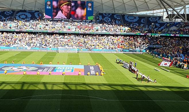 2023 FIFA 호주·뉴질랜드 여자월드컵 한국·콜롬비아 경기  (시드니=연합뉴스) 정동철 통신원 = 2023 FIFA 호주·뉴질랜드 여자월드컵 한국·콜롬비아 경기 시작 전에 애국가를 부르고 있다. 2023.7.25. dcj@yna.co.kr