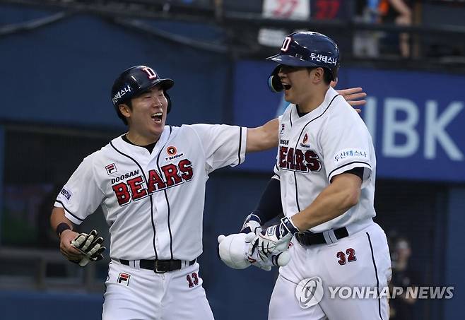 기뻐하는 허경민과 김재환 (서울=연합뉴스) 김성민 기자 = 25일 오후 서울 잠실야구장에서 열린 2023 프로야구 롯데 자이언츠와 두산 베어스의 경기. 3회말 1사 2루 두산 김재환이 2점 홈런을 치고 허경민과 기뻐하고 있다. 2023.7.25 ksm7976@yna.co.kr