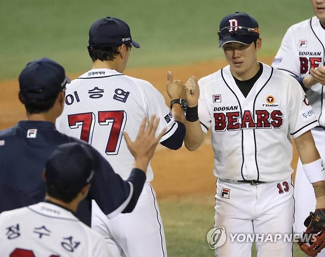 선수 격려하는 이승엽 감독 (서울=연합뉴스) 김성민 기자 = 25일 오후 서울 잠실야구장에서 열린 2023 프로야구 롯데 자이언츠와 두산 베어스의 경기에서 8-5로 승리한 두산 이승엽 감독이 허경민을 격려하고 있다. 2023.7.25 ksm7976@yna.co.kr