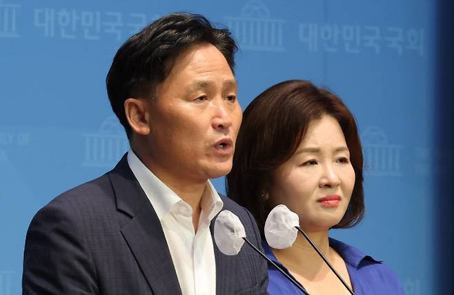 김영진(왼쪽) 더불어민주당 의원.(사진=연합뉴스)