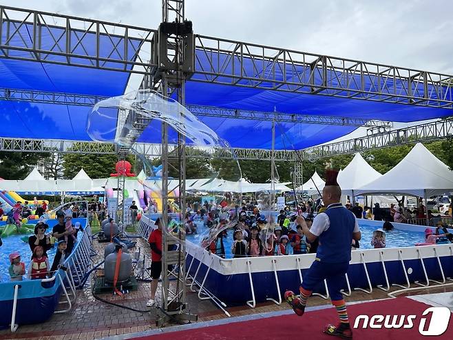 충북 보은군이 마련한 무료 물놀이장에서 비눗방울 풍선쇼 공연을 하고 있다. (보은군 제공) /뉴스1
