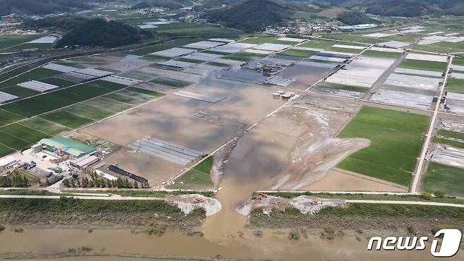 지난 19일 집중호우로 충남 청양군 청남면 인양리 일대가 제방이 무너져 토사와 물에 잠겨 있는 모습 (자료사진) 2023.7.19/뉴스1 ⓒ News1 김기태 기자