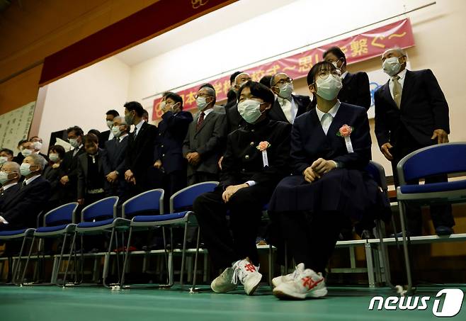 3월 13일 일본 후쿠시마현 텐에이촌에 소재한 유모토 중학교의 폐교식이 열렸다. 폐교식에는 오직 두 명의 전교생인 사토 에이타(15)와 호시 아오이(15)가 손님들과 함께 참석했다. 2023.03.13/ ⓒ 로이터=뉴스1 ⓒ News1 윤주영 기자