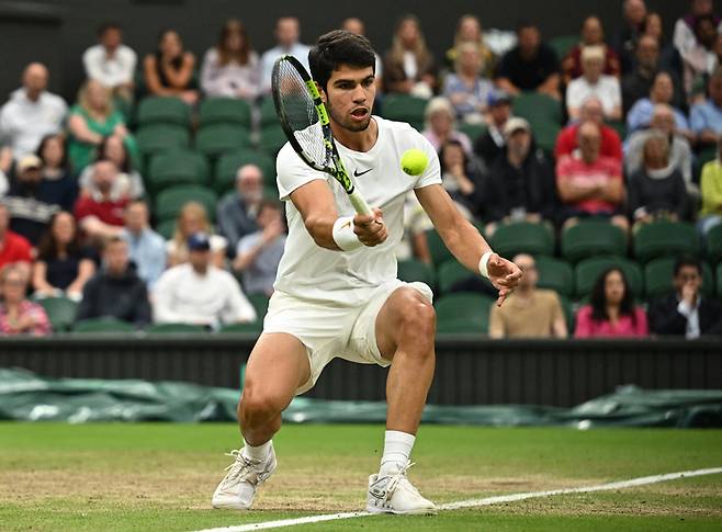 타의 추종을 불허하는 카를로스 알카라스의 드롭샷 발리. 윔블던|로이터 연합뉴스