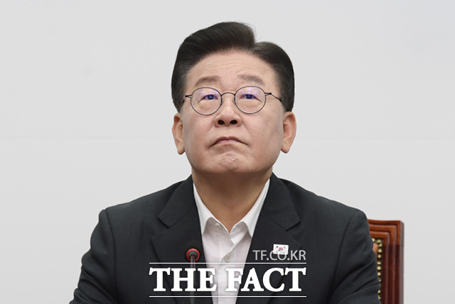 더불어민주당이 '혁신'을 외치고 있지만, 제대로 된 방향을 제시하지 못하고 있다는 지적이 나온다. 특히 이재명 대표의 사법리스크를 둘러싼 방탄 국회라는 오명을 지우기 위해 불체포특권 포기를 결의했지만, 그마저도 단서를 달았다. 24일 최고위원회의에 참석해 고심하는 이 대표. /이새롬 기자