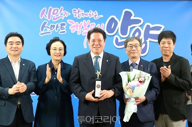 2_우선멈춤 안양시민축제가 2023 소비자가 뽑은 올해의 브랜드 대상에 선정됐다. 최대호 안양시장(왼쪽에서 세번째) 및 관계자가 상패를 들고 기념촬영을 하고 있다