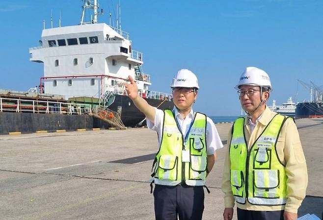 부산항만공사 강준석 사장(오른쪽)과 관계자가 자연재해를 대비해 감천항 우려지역을 점검하고 있다.