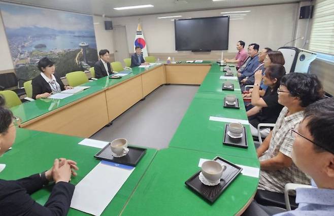 김대중 전남교육감을 만난 완도 민관산학 교육협력위원들은 농어촌 교육 발전을 위해 경력교사 파견을 요청했다.