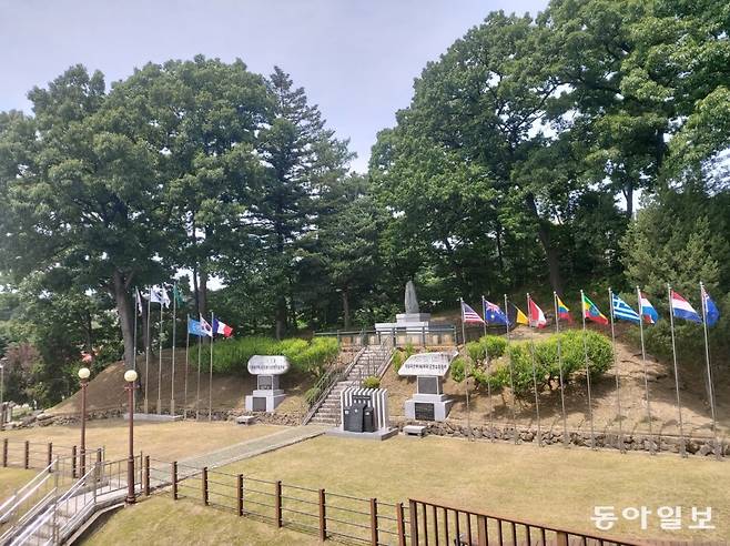 경기 양평군 지평면 지평리지구 전투전적비. 중공군에게 포위당한 채 혈투를 벌였던 전투 현장의 한가운데에 전적비와 미군과 프랑스군 충혼비가 세워졌다. 양평=구자룡 기자