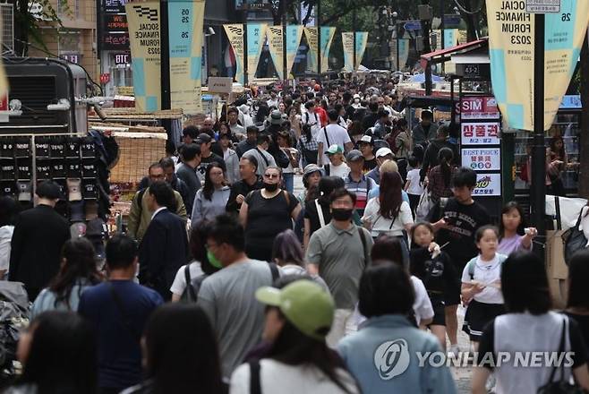 코로나19로 극심한 침체를 겪던 명동 거리가 최근 외국인 관광객이 증가하며 활기를 띄는 가운데 주말인 21일 오후 서울 명동 거리에 외국인 관광객 등 방문객들이 걸어가고 있다. 서울관광재단에 따르면 지난 3∼4월 명동관광정보센터 이용객은 4천920명으로 지난해 같은 기간보다 173% 증가했다. 연합뉴스.