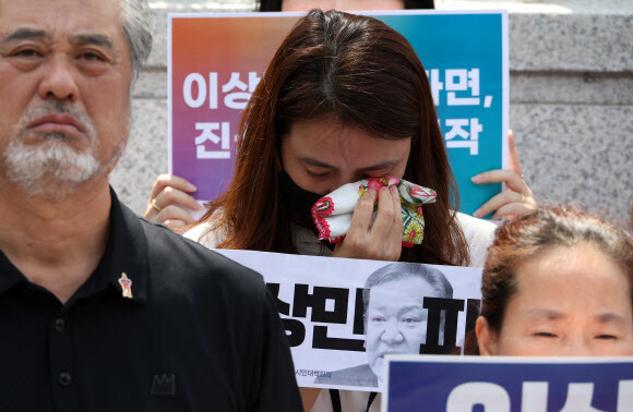 헌법재판소가 이상민 행정안전부 장관에 대한 국회의 탄핵심판 청구를 기각한 지난 25일 오후 서울 종로구 헌법재판소 앞에서 10·29 이태원 참사 유가족협의회, 시민대책회의 관계자들이 입장을 밝히고 있다. 공동취재사진