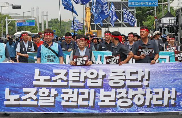 지난 12일 서울 용산구 이촌역 인근에서 전국민주노동조합총연맹이 연 금속노조 총파업대회에서 조합원들이 삼각지역 방향으로 행진하고 있다. 연합뉴스