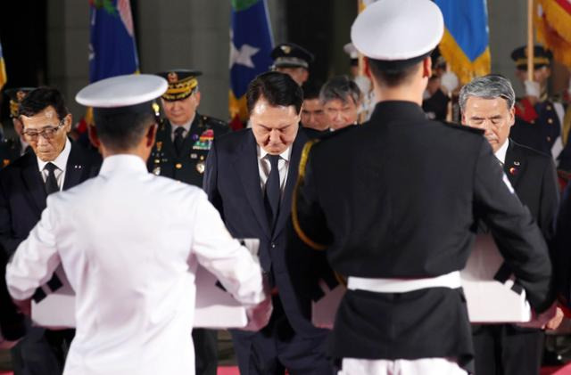 윤석열 대통령이 26일 경기도 성남 서울공항에서 열린 국군 전사자 유해 봉환 행사에서 국군 전사자에 묵념하고 있다. 성남=뉴시스