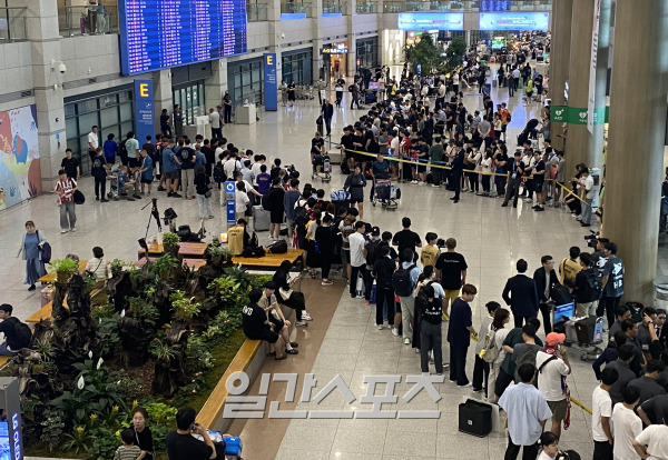 아틀레티코 선수단이 나오는 출구 쪽에는 사람들이 더욱 늘어 마비됐다.(사진=김희웅 기자)