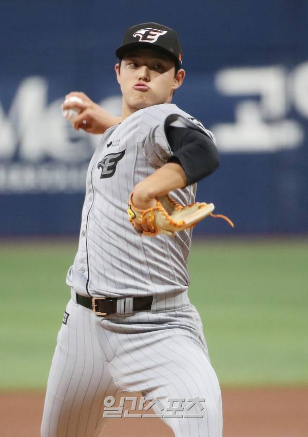 2023 KBO 프로야구 키움히어로즈와 한화이글스의 경기가 26일 오후 서울 고척스카이돔에서 열렸다. 한화 선발 문동주가 등판해 공을 던지고 있다. 고척=김민규 기자 mgkim1@edaily.co.kr /2023.07.26/