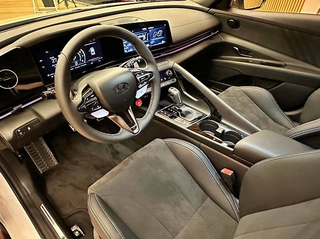 더 뉴 아반떼 N 실내 / 출처=IT동아