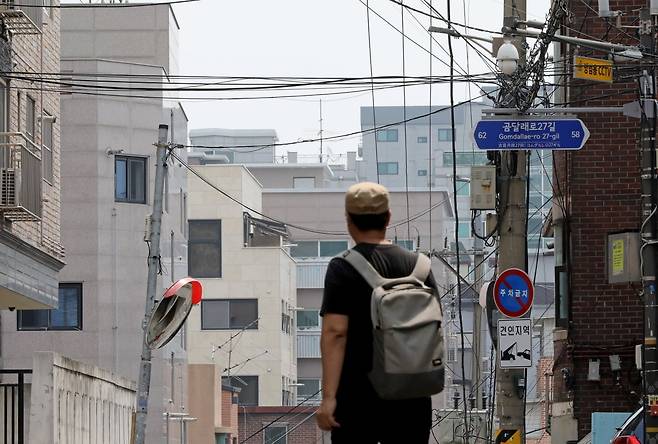 지난 20일 서울시에 위치한 빌라 밀집 지역에서 시민이 길을 걷고 있다. 사진=뉴스1