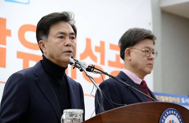 김태흠 충남도지사(왼쪽)가 지난해 12월 도청 프레스센터에서 국립경찰병원 분원의 충남 유치를 발표하고 있다. 충남도청 제공