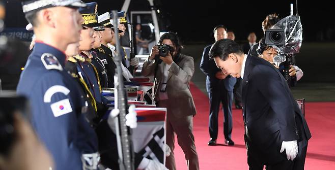 윤 대통령, 국군 전사자 유해 봉환 행사서 묵념 윤석열 대통령이 26일 경기 성남 서울공항에서 열린 6·25전쟁 국군 전사자 유해 봉환 행사에서 고 최임락 일병에게 참전기장을 수여한 뒤 묵념하고 있다. 이날 봉환된 7위의 유해는 한·미 공동감식을 통해 국군 전사자로 확인됐다. 대통령실사진기자단