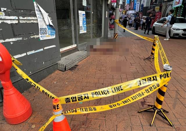 21일 오후 2시7분쯤 서울 관악구 신림동 신림역 4번 출구 인근에서 괴한이 휘두른 흉기에 찔려 1명이 숨지고 3명이 다쳐 병원으로 이송됐다. 이날 오후 신림역 4번 출구 인근 현장에 폴리스라인이 쳐져 있다. 연합뉴스