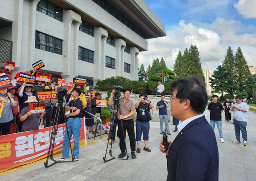 26일 인천시청에서 열린 서부권 소각장 입지선정 백지화 관련 기자회견에서 배준영 국회의원이 참여해 주민들과 뜻을 모으고 있다. 박주연기자