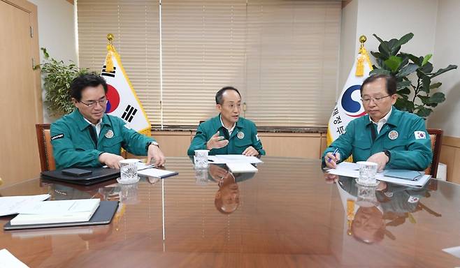 추경호 부총리 겸 기획재정부 장관(가운데)이 정황근 농림축산식품부 장관(맨 왼쪽), 조승환 해양수산부 장관(맨 오른쪽)과 함께 '물가 관련 현안 간담회'를 열었다./사진=기획재정부