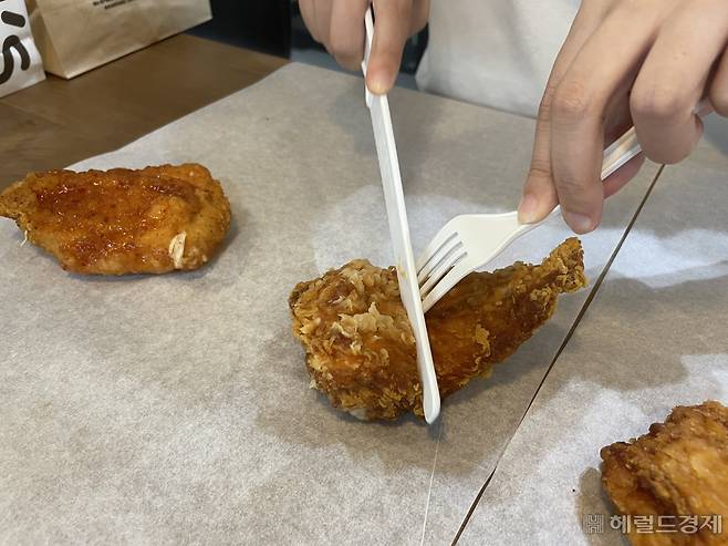 맘스터치 휠렛버거를 자르고 있는 모습 전새날 기자