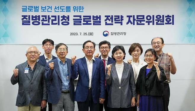 [세종=뉴시스] '질병관리청 글로벌 전략 자문위원회' 위원들이 지난 25일 오전 10시30분 청주 오송 청사에서 출범 첫 회의를 열고 기념촬영을 하고 있다. (사진=질병청 제공) 2023.07.26. photo@newsis.com *재판매 및 DB 금지