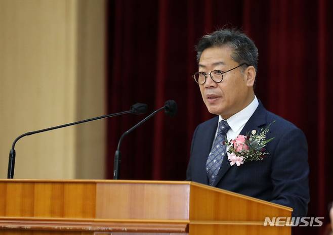 [과천=뉴시스] 김명년 기자 = 김용빈 중앙선거관리위원회 신임 사무총장이 25일 오전 경기 과천 중앙선거관리위원회에서 열린 취임식에서 취임사를 하고 있다. 2023.07.26. kmn@newsis.com